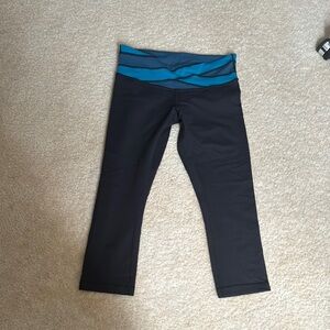 EUC Lululemon cropped leggings. Black and teal. Size 8
